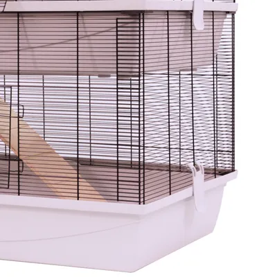 Gabbia per piccoli animali con vaschetta in plastica bianca, griglia in metallo nera e rampa in legno. Due livelli visibili.