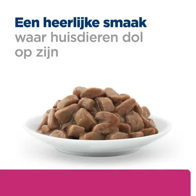 Schaal met bruine stukjes vlees in saus. Tekst: Een heerlijke smaak waar huisdieren dol op zijn. Schaal met bruine stukjes vlees in saus. Tekst: Een heerlijke smaak waar huisdieren dol op zijn.