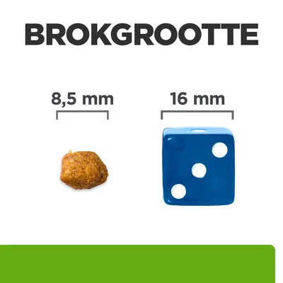 Vergelijking van de brokgrootte: een voerbrok met een diameter van 8,5 mm naast een kubus met een ribbe van 16 mm. Vergelijking van de brokgrootte: een voerbrok met een diameter van 8,5 mm naast een kubus met een ribbe van 16 mm.