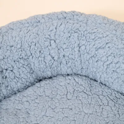 Detailansicht eines hellblauen, flauschigen Stoffmaterials mit strukturierter Oberfläche.