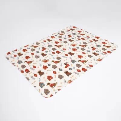 Coperta rettangolare con motivo colorato di casette per cani, cani, ossa e motivi vegetali su sfondo bianco. Coperta rettangolare con motivo colorato di casette per cani, cani, ossa e motivi vegetali su sfondo bianco.