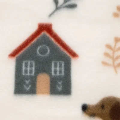 Primo piano di un tessuto con motivo di casa, rami e muso di cane in tonalità di marrone e grigio. Primo piano di un tessuto con motivo di casa, rami e muso di cane in tonalità di marrone e grigio.