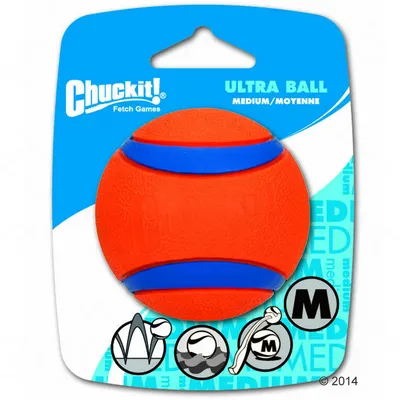 Chuckit! Ultra Ball, mediumstorlek, orange med blå ränder. Text: 'ULTRA BALL MEDIUM/MOYENNE'. Ikoner och bokstaven M synliga på förpackningen.