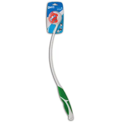 Chuckit! heittovarsi ja oranssi-sininen pallo pakkauksessa, varressa vihreä-koristeinen kahva. Pakkauksessa teksti: Chuckit!, Pro 26M, Medium Ball Included.
