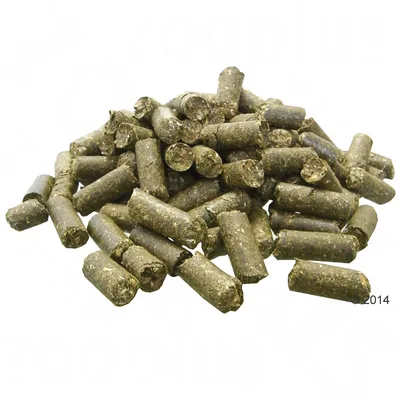 Hög med cylindriska, mörkbruna foderpellets utan synlig förpackning eller märkning.