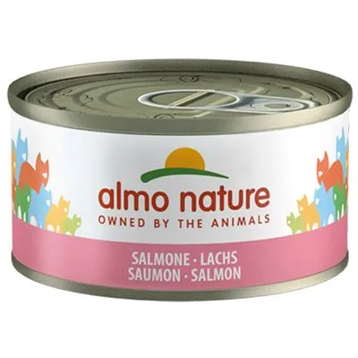 Lata de comida para gatos Almo Nature, texto visível: 'Owned by the Animals', sabor salmão em várias línguas: Salmone, Lachs, Saumon, Salmon.