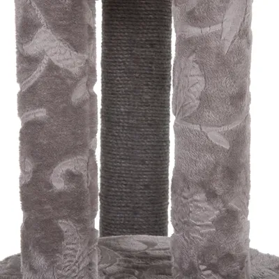Détail de poteaux pour arbre à chat : deux recouverts de peluche grise à motifs, un central en sisal foncé. Base circulaire visible en bas de l’image.