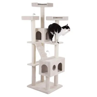 Tiragraffi a più livelli in tessuto chiaro con piattaforme, casette, scaletta e giochi pendenti; un gatto bianco e nero è sopra una delle piattaforme.