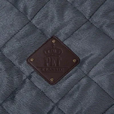 Gestepptes graues Material mit braunem Lederetikett, Aufschrift 'PET CLASSIC' und Krone-Logo.