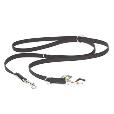 Schwarze Hundeleine mit verstellbaren Metallringen und Karabinerhaken, geeignet für verschiedene Längen.