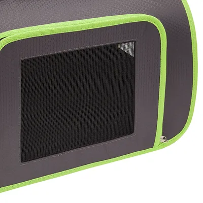 Dettaglio di trasportino in tessuto grigio con bordo verde e finestra in rete nera per ventilazione.