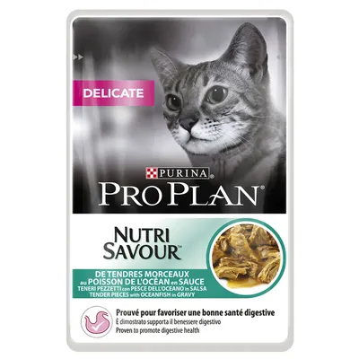 Purina Pro Plan Nutri Savour Delicate, de tendres morceaux au poisson de l’océan en sauce. Prouvé pour favoriser une bonne santé digestive. Photo d’un chat et du produit visible.