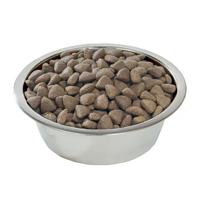Bol metalic plin cu crochete uscate de hrană pentru animale, pe fundal alb. Nu sunt vizibile mărci sau alte informații pe bol sau pe crochete.