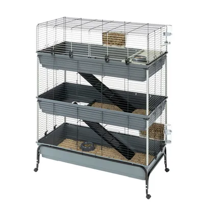 Dreistöckiger Käfig mit Metall-Gitterwänden, Kunststoffböden, Rampen und Zubehör wie Futternapf und Heuraufe. Geeignet für Kleintiere.
