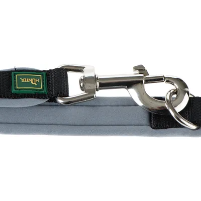 Hundeleine mit Metallkarabiner und grünem Hunter-Logo auf schwarzem Band.