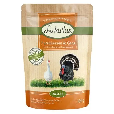 Confezione Lukullus Putenherzen & Gans, Adult, 300 g. Testo visibile: in Harmony with Nature, Originale naturale gusto autentico. Immagine di oca e tacchino.