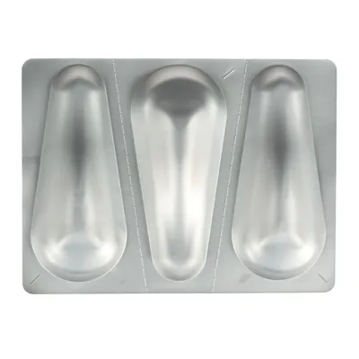 Plaquette en aluminium contenant trois doses individuelles, sans texte ni marque visible.