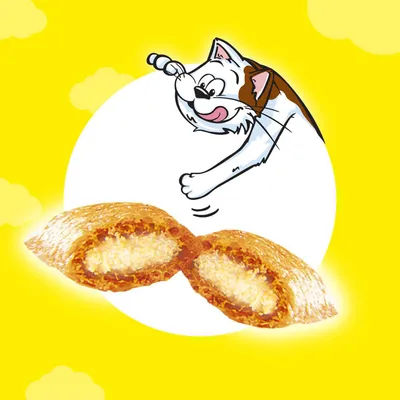 Imagine cu două bucăți de snack pentru pisici, secționate pentru a arăta umplutura, pe fundal galben cu desen animat de pisică albă și maro.