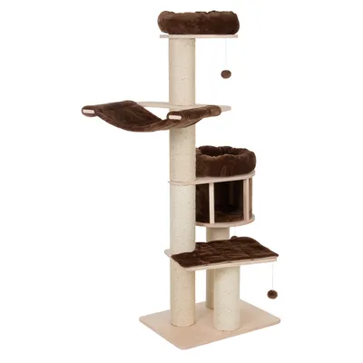 Ansamblu de joacă pentru pisici cu trei platforme maro, două mingi suspendate, stâlpi acoperiți cu sfoară sisal și o căsuță deschisă pe lateral. Bază din lemn deschis la culoare.