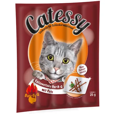 Catessy Katzensticks Bar-B-Q mit Pute, Ohne Zuckerzusatz, 5 Sticks = 25 g, obrázek šedé kočky a talíř s tyčinkami.