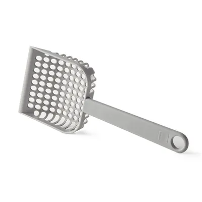 Grijze kattenbakschep van plastic met ronde gaten en lang handvat, geschikt voor het zeven van kattengrit. Merknaam niet zichtbaar.