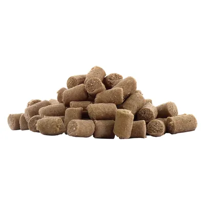 Корм для животных в виде цилиндрических гранул без упаковки, коричневого цвета, на белом фоне. Видна текстура поверхности гранул.