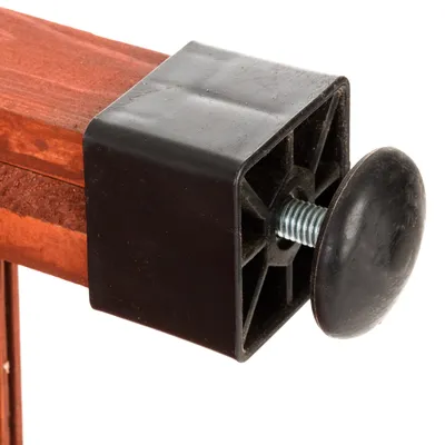 Detalle de un soporte de plástico negro con tornillo metálico ajustable en estructura de madera teñida, pieza visible para fijación o ajuste.