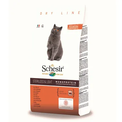 Schesir Nature for Cat Sterilized & Light Monoprotein con pollo, scritta 'with natural ingredients', basso contenuto di grassi e calorie, immagine di un gatto grigio sulla confezione.
