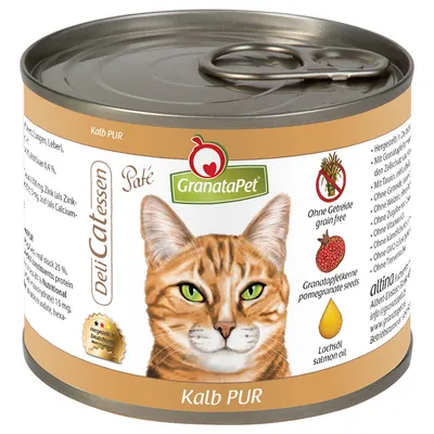 Lata de paté para gatos GranataPet DeliCatessen Kalb PUR. Texto visible: Ohne Getreide, Granatapfelkerne, Lachsöl. Imagen de un gato y símbolos de ingredientes destacados en la etiqueta.