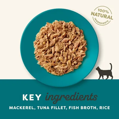 100% NATURAL INGREDIENTS. Ingredientes principales: caballa, filete de atún, caldo de pescado, arroz. Texto en inglés. Imagen de comida para gatos en plato azul.