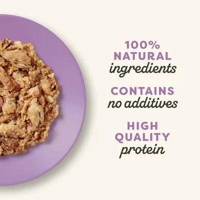 100% natural ingredients, contains no additives, high quality protein – tekst w języku angielskim widoczny obok karmy na fioletowym talerzu