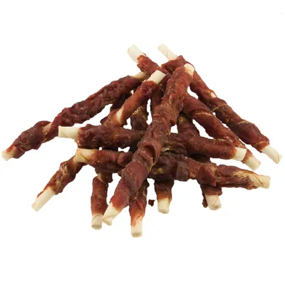 Жевательные палочки, обернутые мясом, без упаковки. Видны светлые палочки с темно-коричневым слоем мяса по спирали.