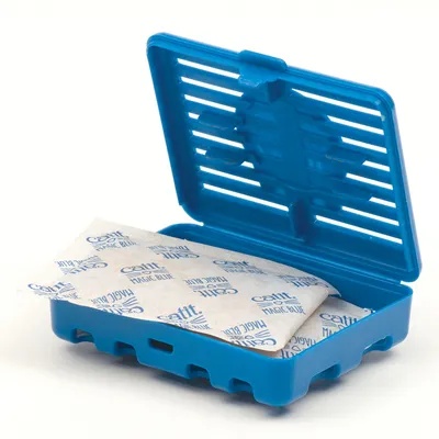 Catit Magic Blue Filter într-o cutie albastră din plastic, deschisă cu paduri de filtru vizibile.
