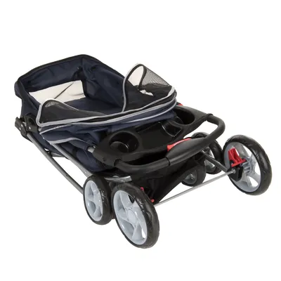 Poussette pliée pour animaux avec structure en métal, roues noires et grises, poignée noire, panier de rangement et compartiment principal en tissu bleu avec filet.