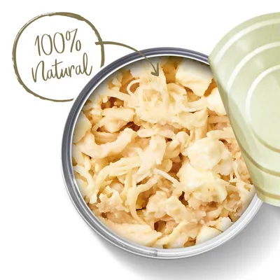Åben dåse med strimlet lyst kød. Synlig tekst: 100% Natural.