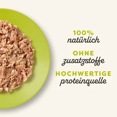 100% natürlich, ohne Zusatzstoffe, hochwertige Proteinquelle. Abgebildet ist zerkleinertes Fleisch auf einem grünen Teller.