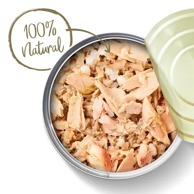 Открытая жестяная банка с кусочками натурального корма, надпись на изображении: 100% Natural