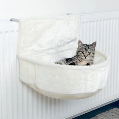 Amaca bianca in tessuto per gatti fissata a un termosifone, con un gatto tigrato grigio all'interno.