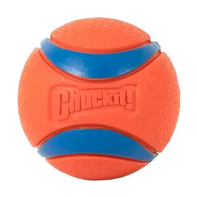 Chuckit! bal met zichtbaar reliëf en blauwe kunststof strepen, merknaam Chuckit! in reliëf op de bal.