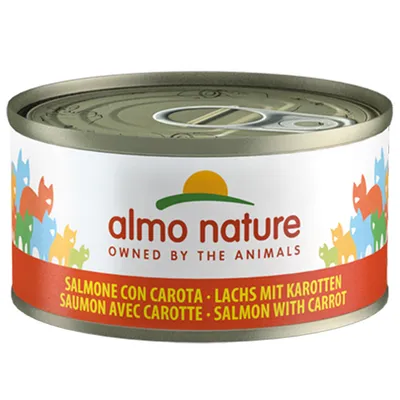 Almo Nature natvoerblik, zalm met wortelen. Tekst op het blik in vier talen: Duits, Engels, Italiaans en Frans.