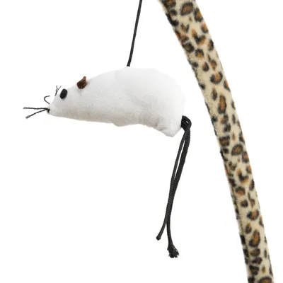 Kattenspeelgoed: witte stoffen muis met zwarte details, bevestigd aan een speelhengel met luipaardprint.