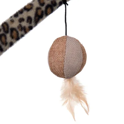 Pelota de juguete de tela con segmentos marrones y beige, colgante de plumas en la parte inferior, unida a una varilla con estampado de leopardo.