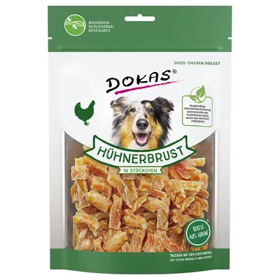 Envase de snacks para perros Dokas, texto visible: Hühnerbrust in Stücken, 100% aus Huhn, imagen de un perro y trozos de pechuga de pollo. Texto en alemán e inglés.