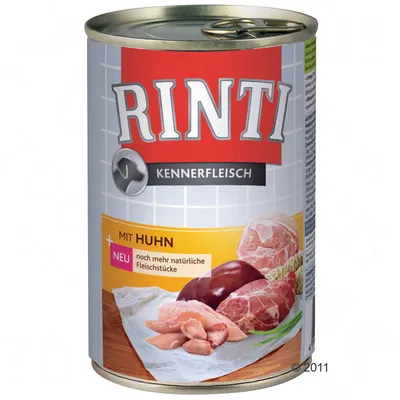 Lata de comida para perros Rinti Kennerfleisch, texto visible: Mit Huhn, neu noch mehr natürliche Fleischstücke. Imagen de trozos de carne en la etiqueta.