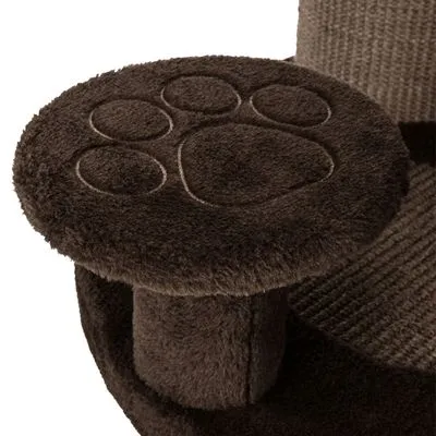 Plataforma redonda de arranhador para gatos em pelúcia castanha, com relevo de pegada visível no topo.