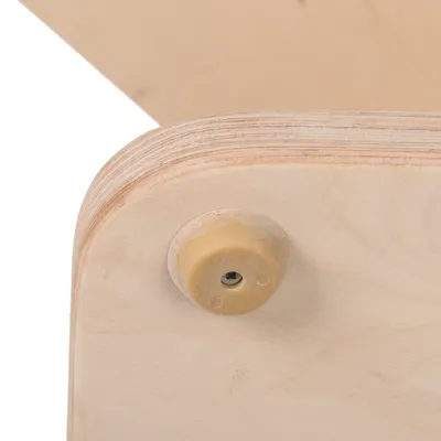 Zbliżenie na narożnik drewnianej płyty ze śrubą i okrągłą stopką z tworzywa sztucznego. Widoczne warstwy sklejki.