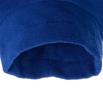 Detailní záběr na modrý mikrovláknový ručník s měkkou texturou.