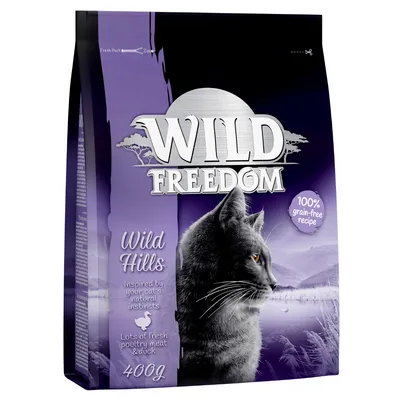 Pachet hrană pentru pisici Wild Freedom Wild Hills, 100% grain-free recipe, lots of fresh poultry meat & duck, 400g. Imagine cu o pisică și peisaj montan pe ambalaj.