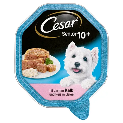 Cesar Senior 10+ märkäruoka, kuvassa valkoinen koira ja annos vasikanlihaa ja riisiä hyytelössä. Teksti: mit zartem Kalb und Reis in Gelee.