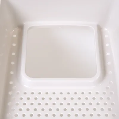 Hvid plastbakke med firkantet, glat midterfelt og perforerede huller langs kanterne. Materiale: plastik.